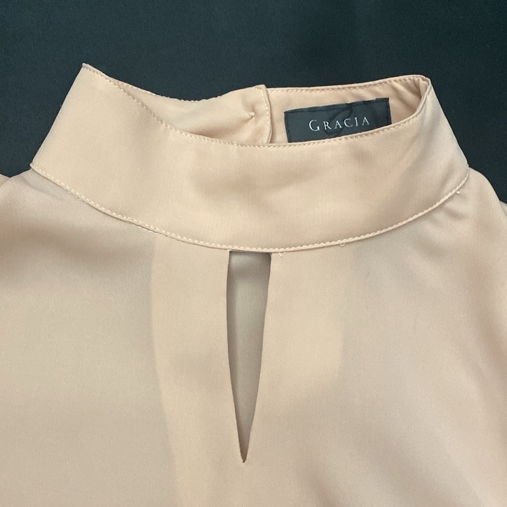 Gracia Key hole high neck neckline cascade cuffs blouse T19678 in beige - Picture 6 of 13
